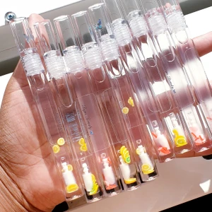 Läppglans  - Sälja läppglans, finns i båda 20ml tuber och 3,5ml behållare. I behållare( dem långa på bild 1) 29kr/st finns det bara lemon och jordgubb smak och i tuber (den sista bilden) 39kr/st finns det lemon, jordgubb, bubblegum, strawberry kiwi, vanilj, äpple, ananas, cocos. Läppglanset inhåller cocosolja, E vitamin och smak olja.   FRAKT ÄR 11KR 