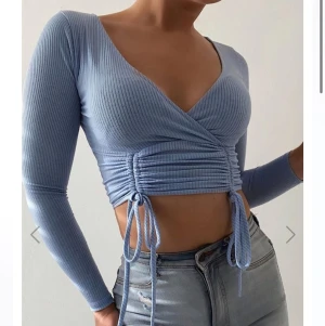 Fashion Nova top storlek S - Jätte fin tröja ifrån Fashion Nova, storlek S.                       Använd 2 gånger.                                                                 Ordinarie pris 299kr.                                                          För fler bilder hör av er!