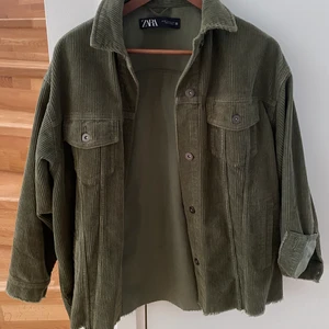 Zara jacka - Säljer denna populära höst jacka som jag älskade men är tyvärr nt min stil längre! Jätte fint skick!