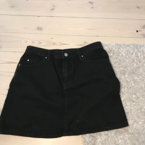 Svart jeanskjol - Från HM men tyvärr alldeles för liten för mig