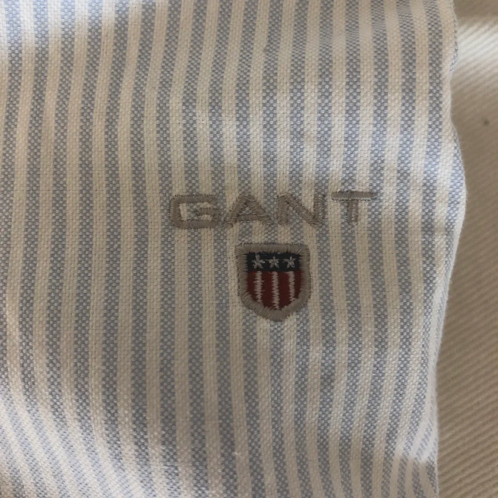 Blå/vit randig skjorta från Gant.  Storlek 34/ Small. Mycket bra skick, knappt använd. . Skjortor.
