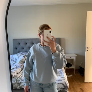 Sweatshirt ifrån Gina Tricot - Säljer nu denna fina blåa sweatshirten ifrån Gina! Knappt använd så i fint skick. Lite oversized i modellen och köpt för 249kr! Köparen står för frakten 