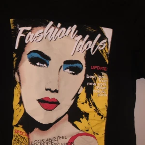 T-shirt med tryck - T-shirt med skitsnyggt tryck 😍 Storlek S 🤍