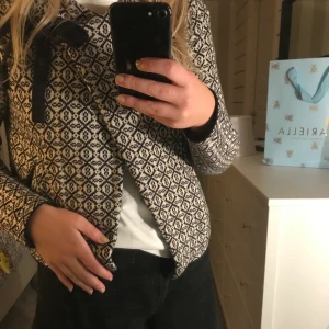 Odd Molly kofta - Äkta Odd Molly kofta i vitt och Marinblått, den är i storlek 2 och är nästan lite för stor för mig som vanligtvis har storlek S. Den är i väldigt gott skick