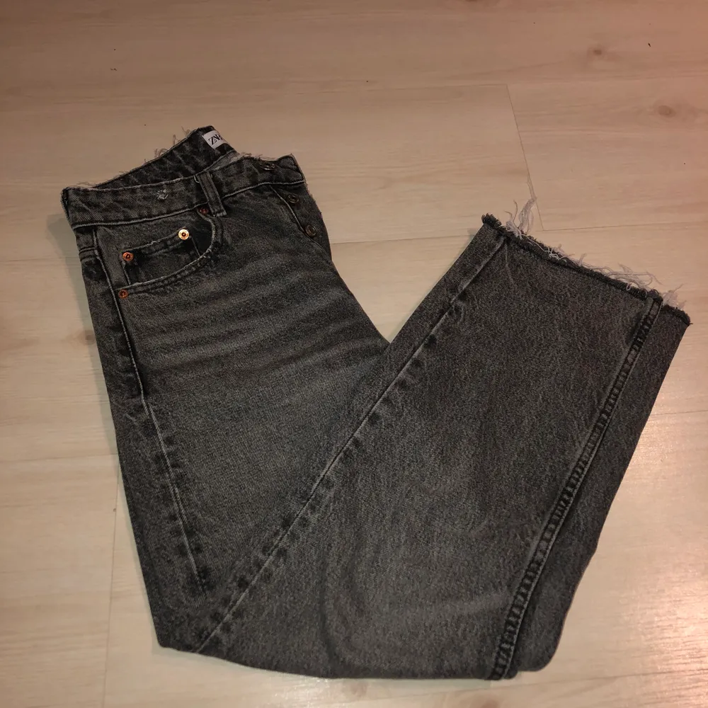 Grå raka jeans från Zara i storlek 34.  . Jeans & Byxor.