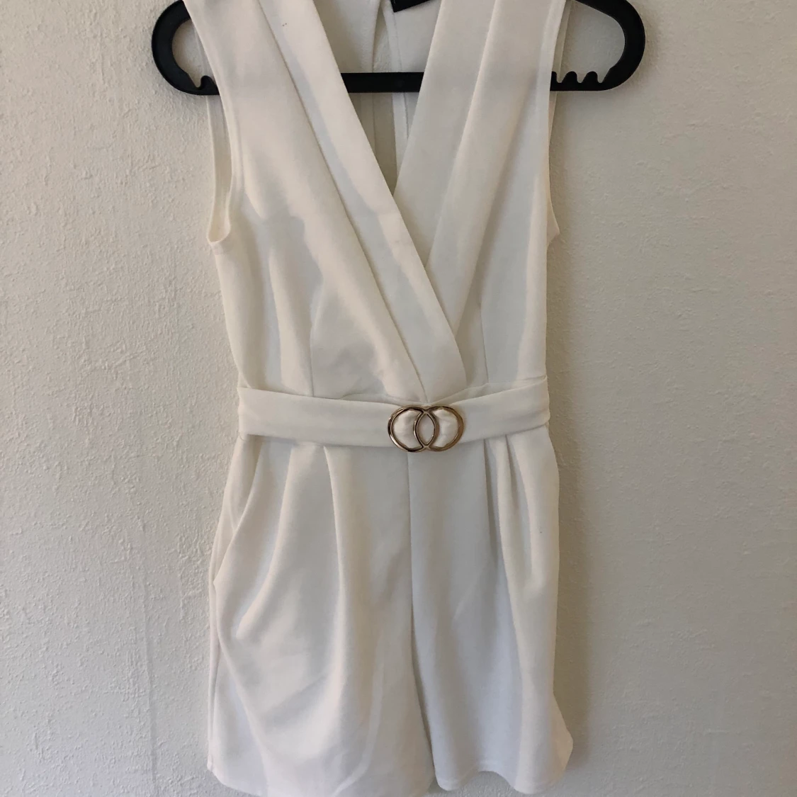 JUMPSUIT MED KNYTNING BAK