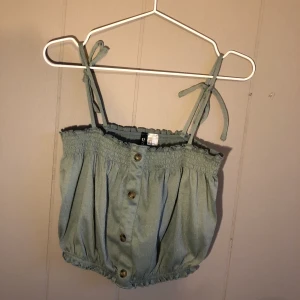 Top💕 - Grönt linne från H&M✨✨ köpt ny, men aldrig använt. Frakten betalas av köparen💕