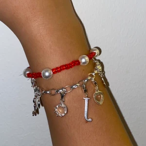 Rött och vitt pärlarmband✨✨ - Jättefint pärlarmband i fint skick, funkar till allt. Storleken S, finns även i större och mindre storlekar. 