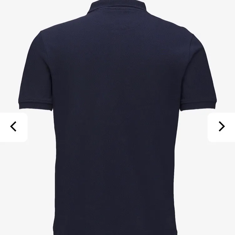 Säljer en jätte fin Lyle & Scott polo t-shirt i färgen marinblå. Den är helt oanvänd, prislappen sitter fortfarande kvar. Köptes för 600kr och säljer nu för 300kr, Storlek M, men passar även S. (Jag står ej för frakten). T-shirts.