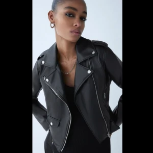 Skinnjacka - Säljer den här fina skinnjackan ifrån zara, väldigt fint skick! storlek M men liten i storleken, köparen står för frakt (nypris 549kr)