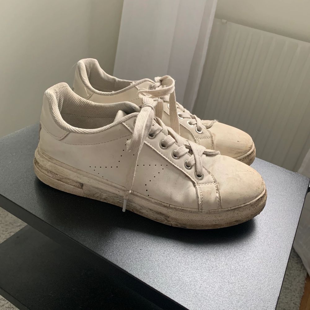 Säljer mina fina sneakers, köpte dessa för ett tag sen, så coola med stjärn märke på bägge skorna, tecken på användning finns, men fina i övrigt, vet inte vart jag köpte dem, frakt tillkommer, hör av dig om något är oklart💜💜står ingen storlek men passar mig och jag har storlek 38!. Skor.