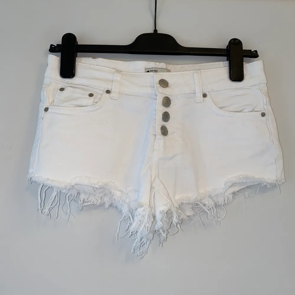 Superfina vita jeansshorts från ginatricot i superbra skick 🤍 köpt för ca 2 år sedan men bara använda ett fåtal gånger pga blev kär i kjolar 🤍 75kr + frakt . Shorts.
