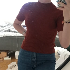 Ribbad tshirt från gina tricot stl s - Ribbad tshirt från gina tricot köpt för ca 1 år sedan men endast använd 1 gång, jättefint skick. Köparen står för frakt💞