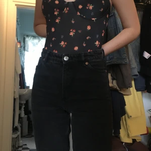Monki Jeans - Skitsnygga högmidjade jeans från monki! Bra skick. Lite korta på mig som är 173. 🦋