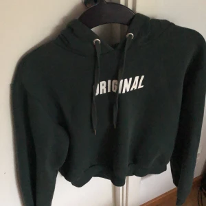 Grön hoddie från Hm i st:S - En grön hoodie från H&M i st:S, knappt använd. Tryck på framsidan= Original. Pris: 50kr, köparen står för frakten 💗