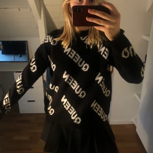 Sweater - Supercool sweater/stickad tröja från Forever21 med texten queen. 