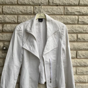 Vit jacka - Super snygg jacka i färgen vit, St 38!🌟✨  Från Kello.