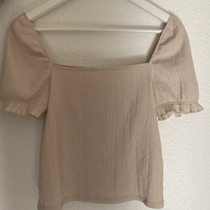 Hm - Söt topp från hm, i färgern beige. Köpt för 99kr. Inte använd. Köparen står för frakten.