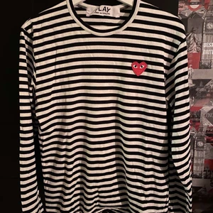 Cdg Play longsleeve  - Skick: 8/10 Storlek M men passar S. 