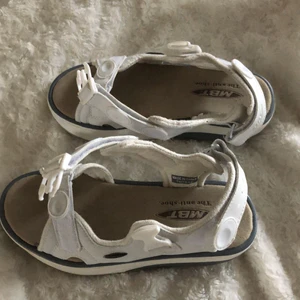 Mbt sandaler - Ett par helt oanvända mbt sandaler. Säljer då de aldrig kom till användning. Ändats använda cirka 3 gånger och i väldigt bra skick. Orginalpris 1200. Om ni är intresserade hör av er till 0704934772. Budgivning sker i kommentarsfältet