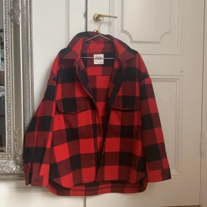 zara jacka  - säljer min röda jacka från zara från förra året i bra skick. samma modell som den ”typiska” gröna/vita jackan från zara. 