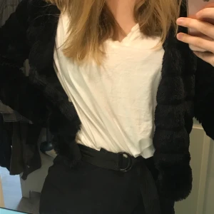 Svart pälskofta/pälsjacka  - En svart pälskofta/pälsjacka ifrån Gina Tricot i storleken XS. Änvänd va 2 gånger så bra skick på den. Står inte för postens strul. Köparen betalar frakten. Buda i kommentera💞💞