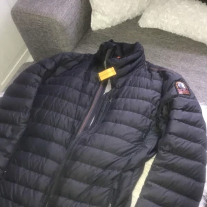 Parajumper ugo strlk M - Parajumper ugo i fint skick , Qr kod och alla äktenskaps bevis finns, vid intresse kan jag skicka fler bilder. Vid intresse kan vi diskutera pris. Köparen står för frakten 