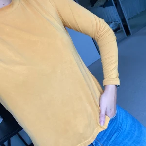 Gul tröja  - Enkel basic tröja i gult Stl M. Sista två bilderna ger färgen mer rättvisa. Använd men hel. 