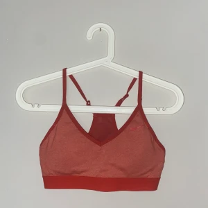 Sport bh Nike  - Sporttopp från Nike med fin passform! Frakt 42kr eller mötas upp