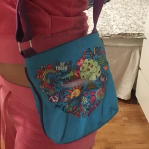 Väska  - Jättegullig väska med tryck på. Från okänt märke. Helt oanvänd✨ (köpare står för frakten 22kr/44kr📦) BETLNING SKER VIA SWISH 