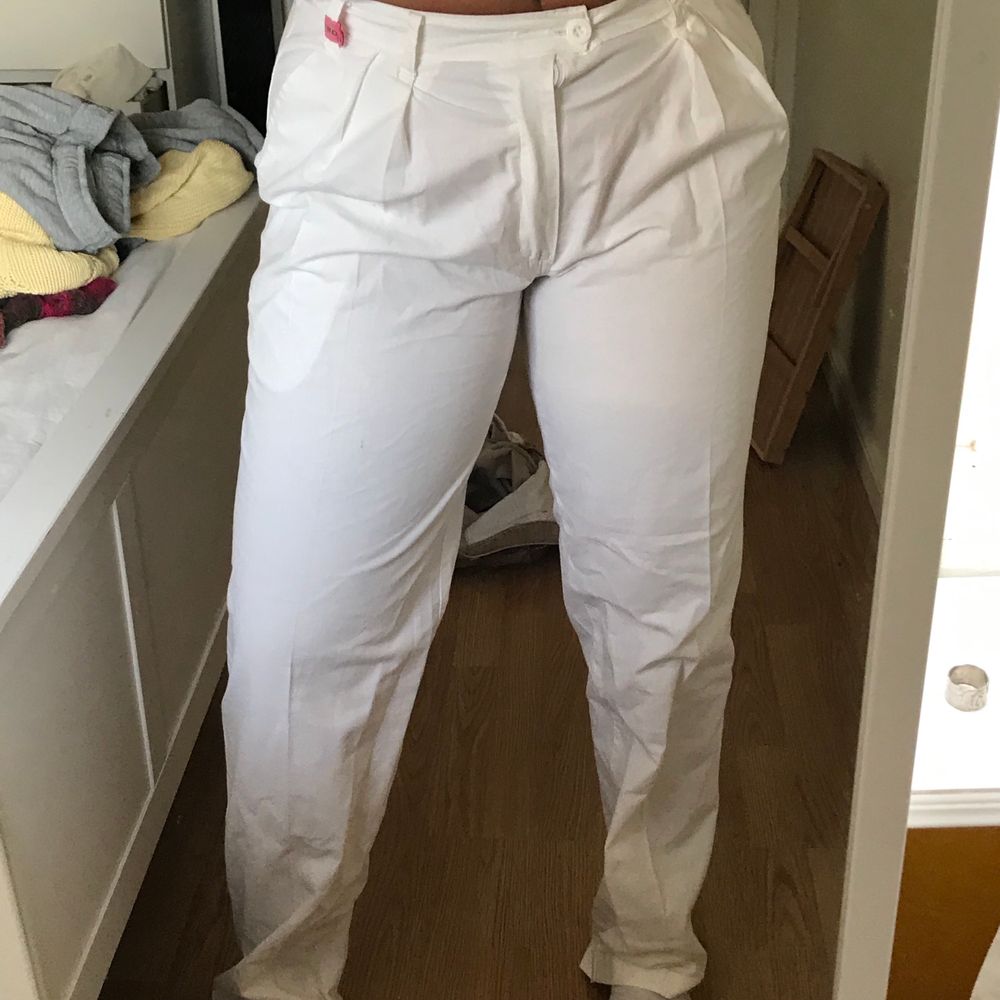 Vita byxor av tunnare material. Köpta för ett år sedan och är nu för små för mig. Har trots den vita färgen inga fläckar :) jag möts upp i Stockholm  annars står du för frakt <3. Jeans & Byxor.