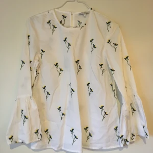 Blommig blus  - Söt blommig vit blus 