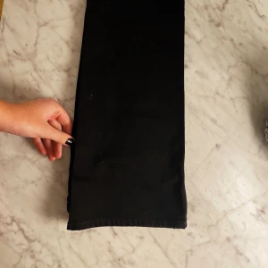 Nudie bootcut i svart! - Säljer mina nudie-jeans i svart. Storlek 32/34 (små i storleken! Jag har vanligtvis 32 i midjan, dessa är mot en 30 snarare). Knappt använda! Säljer för 400 kronor