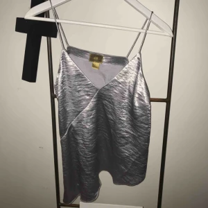  - Passa gärna på att kika in mina andra annonser. Säljer massa fint och samfraktar självklart. Plaggen är i fint skick om inget annat anges 