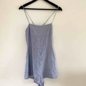  - Snygg blåvit randig romper från H&M i st 38. Lite sliten på banden (bild 3) därav priset. Banden går igenom öglor därbak och sedan i en rosett så man kan välja lite hur man vill ha dem. Frakt tillkommer, snabb affär uppskattas :)