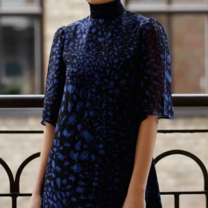  - Blå klänning. Skicket på klänningen är som nytt. Den har turtleneck som är räfflat. Två knappar i nacken baktill. Väldigt luftigt material. 100 kr inklusive frakt. 🌼