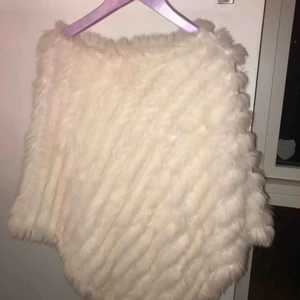  - Päls poncho köpt för 800-900, säljer för 400 men 350kr för snabb affär. Använd 1 gång
