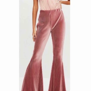  - Ribbade utsvängda byxor i sammet. Oanvända pga för små för mig. Köpta på prettylittlething. Lånad bild. Kan skickas mot frakt