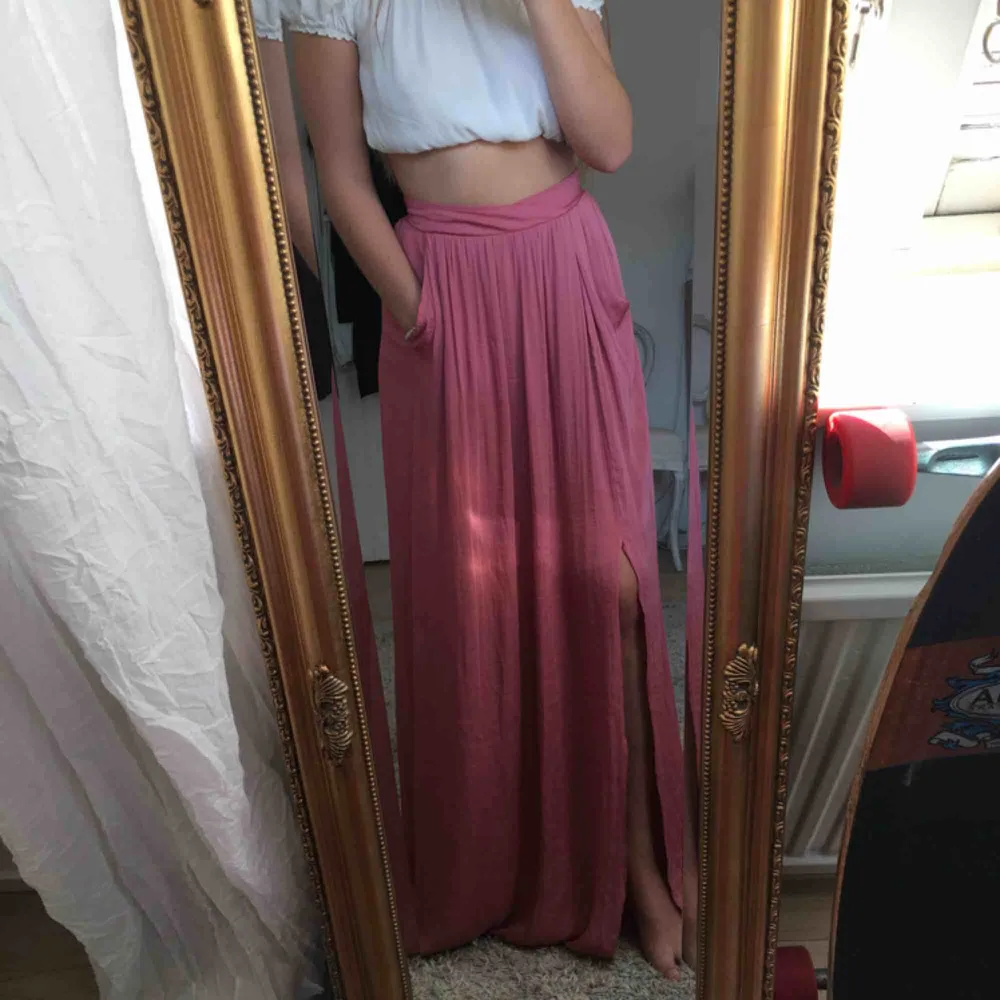 Populär mörkrosa kjol från ZARA i storlek S men passar även en M! Har tyvärr aldrig fått användning för den då den inte riktigt är min stil. Men åh vad den förtjänar att bli uppvisad! Köparen betalar för frakt. Kan också mötas upp i Helsingborg! :) . Kjolar.