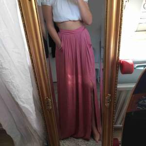 Populär mörkrosa kjol från ZARA i storlek S men passar även en M! Har tyvärr aldrig fått användning för den då den inte riktigt är min stil. Men åh vad den förtjänar att bli uppvisad! Köparen betalar för frakt. Kan också mötas upp i Helsingborg! :) 