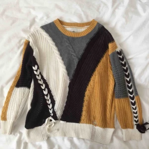  - Så fin stickad tröja med flätade detaljer! Baktill är den vit🍂