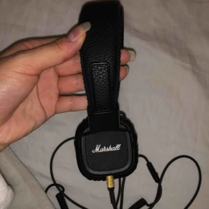  - Nästan helt oanvända Marshall hörlurar som är som nya. Nypris 1000kr. Frakt ingår i priset. 