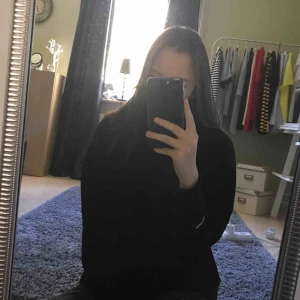  - En svart sweatshirt från Weekday i storlek L. Jag själv brukar vanligtvis ha M så den är lite oversized vilket är tanken. Den är bara använd ca 2 gånger och är precis som ny. På den högra armen finns även en liten text ( se bild 3) 