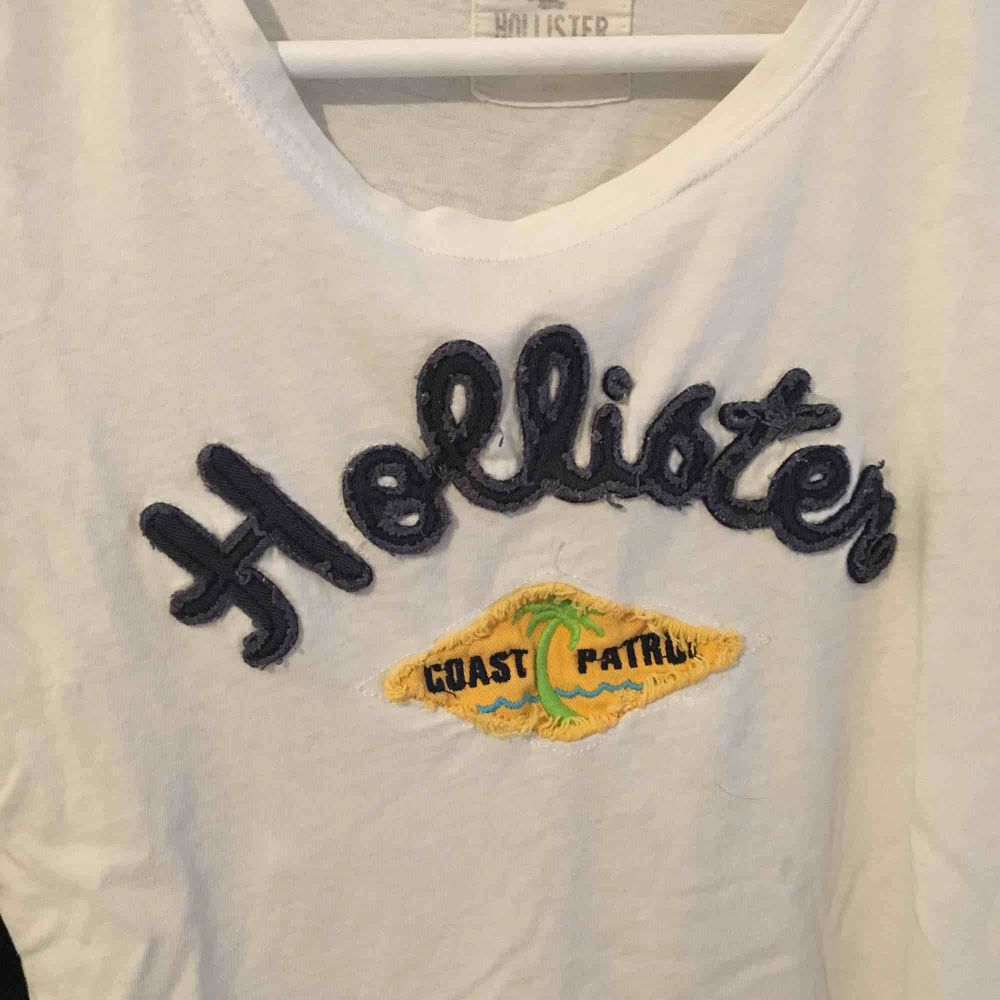Hollister t-shirt som är väl använt därav priset💘. T-shirts.