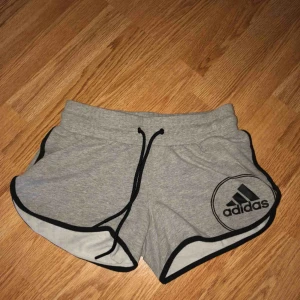  - Supersköna men samtidigt snygga mjukisshorts från adidas i storlek XS, använda ett ytterst fåtal gånger Skickar mot frakt eller så möts vi i centrala Sthlm