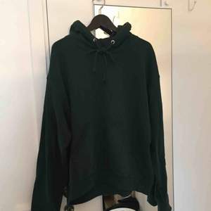 mörkgrön mysig hoodie från weekday! köpt förra vintern, endast använd ett par ggr, perfekt skick! pris kan diskuteras!