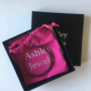  - Helt nytt feministarmband med texten "she belived she could so she did"! Bra present! Köparen betalar frakten!