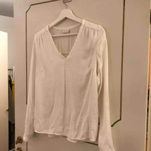  - Vit blus, inget slitage. Stlk XS funkar även som S