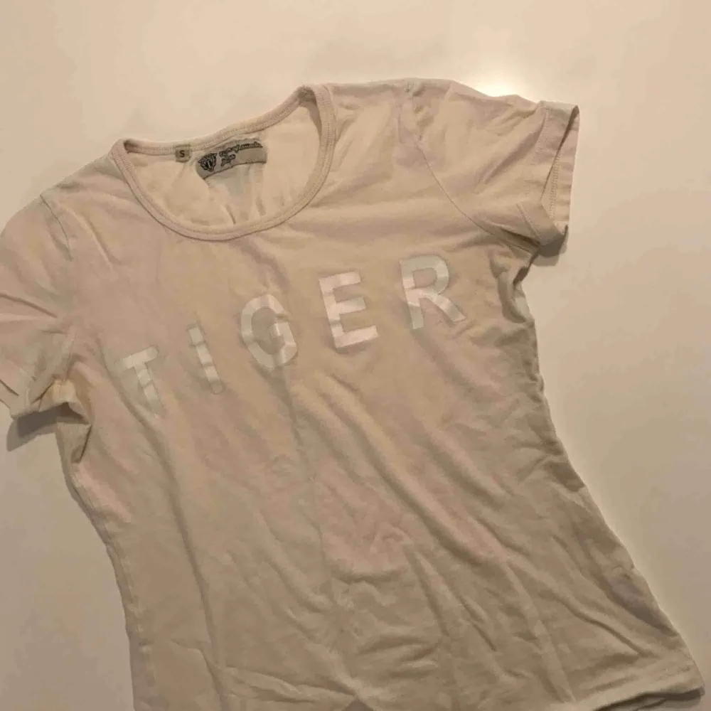 Vit t-shirt från tiger of sweden med TIGER-tryck på! Frakt ingår i priset! . T-shirts.