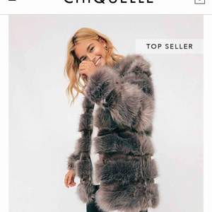 Säljer jackan på bilden, Inköpt på Chiquelle. Bara använd ett par gånger, som ny. Färg: grå. Nypris 1199kr. SLUTSÅLD